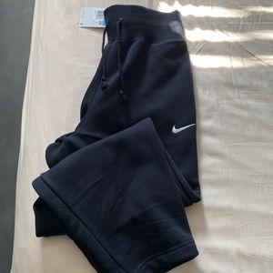 Women’s loose fit high rise joggers Nike never worn new with tags size M
